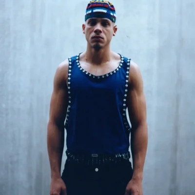 mannequin avec debardeur bleu soukayna zonzian