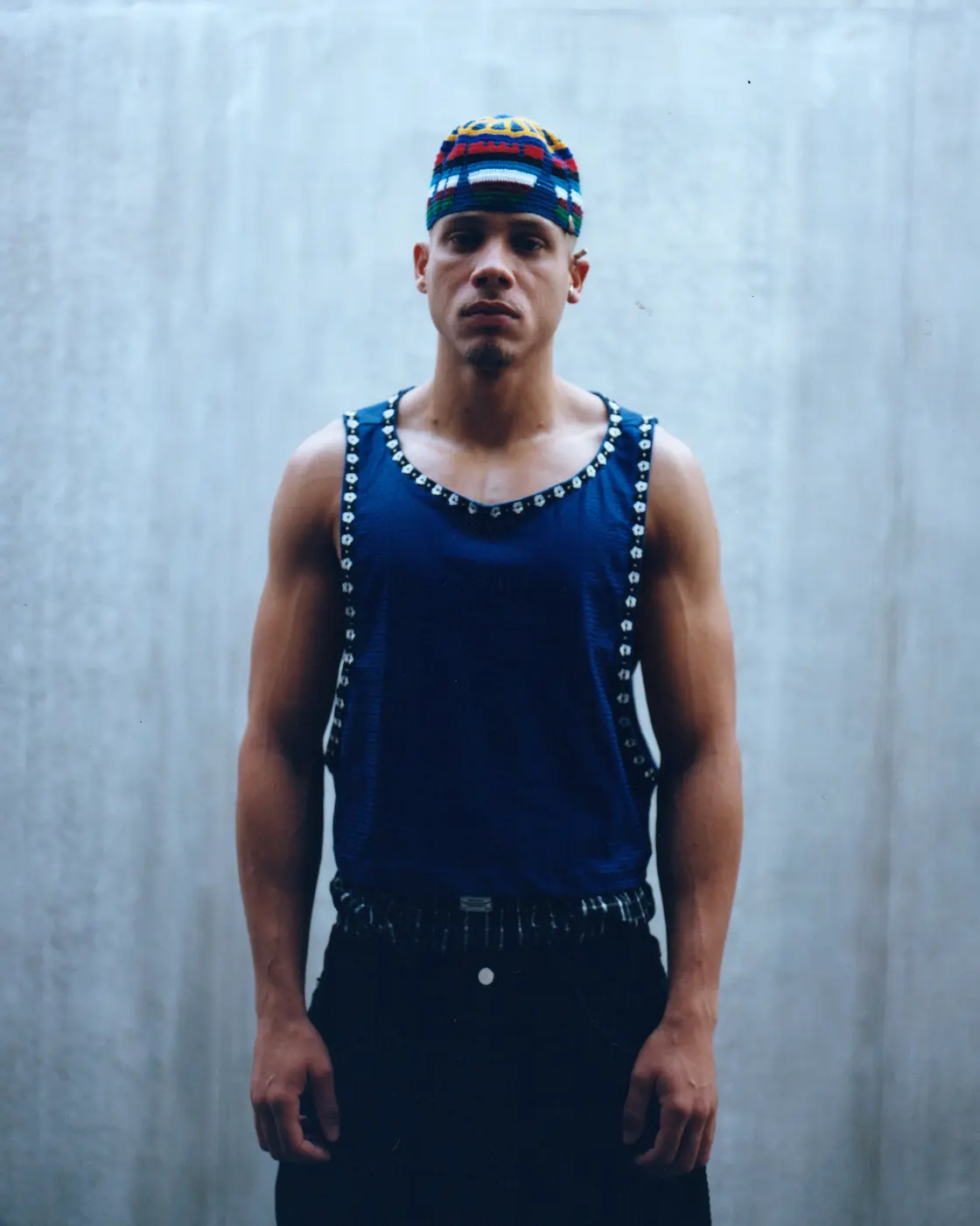 mannequin avec debardeur bleu soukayna zonzian